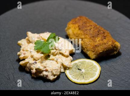Geröstetes Kabeljaufilet auf mediterranem Gemüse Stockfoto