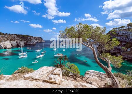 Meeresblick auf die schönste Bucht Cala Macarella der Insel Menorca, Balearen, Spanien Stockfoto