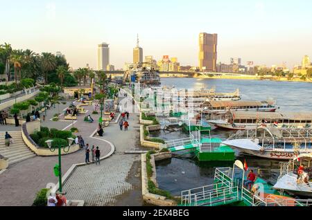 Kairo - Ägypten - 04. Oktober 2020: Blick auf den schönen breiten Nil im Herzen der afrikanischen Hauptstadt. Nil Promenade mit geparkten Booten, Schiffen, Stockfoto