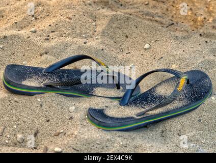 Chalkidiki, Griechenland - 4. August 2017 : EIN Paar Flip-Flops an einem Sandstrand in Chalkidiki Griechenland Stockfoto