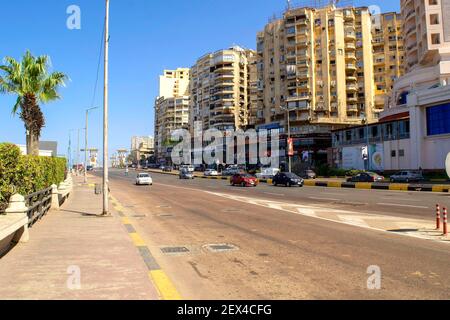 Alexandria - Ägypten - 08. Oktober 2020: Hauptstraße von Alexandria touristischen Stadt. Leere Corniche Avenue mit Hotels und Wohngebäuden während da Stockfoto