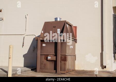 Columbia County, GA USA - 01 30 21: Wandmüllverdichter auf einem Gebäude-Kopierraum Stockfoto