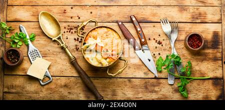 Appetitliche Pasta-Auflauf mit Huhn, Käse und Pilzen Stockfoto