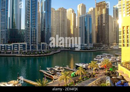 Dubai VAE - 26. September 2020: Schöne Aussicht auf Dubai Marina Promenade und Fluss von Marina Mall mit vielen Menschen vor dem Sonnenuntergang. Wunderschönes Vie Stockfoto