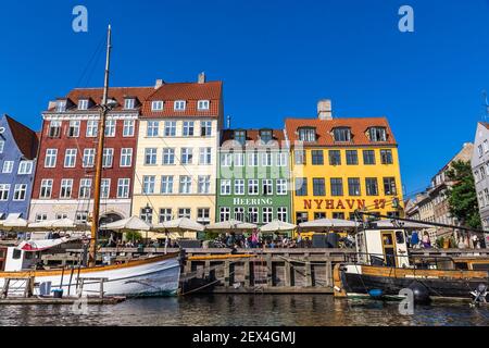 Kopenhagen, Dänemark - 18. September 2018: Stadtbild des Nyhavn Pier mit bunten Gebäuden und Schiffen, Europa Stockfoto