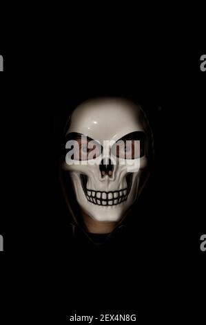 Mann mit Totenmaske Stockfoto