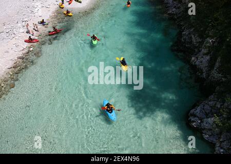 SO, SLOWENIEN - 16. Feb 2021: Fantastischer Rafting- und Kajakplatz. Paddeln auf smaragdfarbenem Soca-Fluss, Bovec, Triglav-Nationalpark, Slowenien, EUR Stockfoto