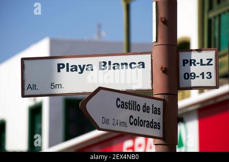 Beschilderung nach playa blanca und castillo de las coloradas playa blanca Lanzarote Kanarische Inseln Spanien Stockfoto