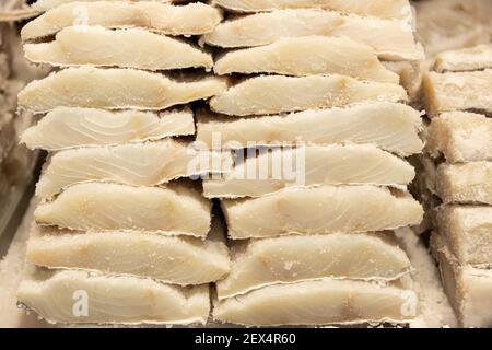 Stapel getrockneter gesalzener Kabeljau im Fischgeschäft. Typisch spanisches und portugiesisches Essen Stockfoto