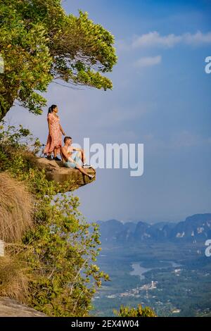 Paar Männer und Frauen mittleren Alters Trekking im thailändischen Dschungel in der Nähe von Krabi Wandern auf den Gipfel des Khao Ngon Nak Nature Trail Krabi Thailand oder Dragon Crest, Paar, Thailand. Asien Stockfoto