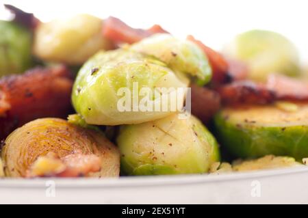 Beilage aus rosenkohl mit Speck für ein Festtagsfest Stockfoto
