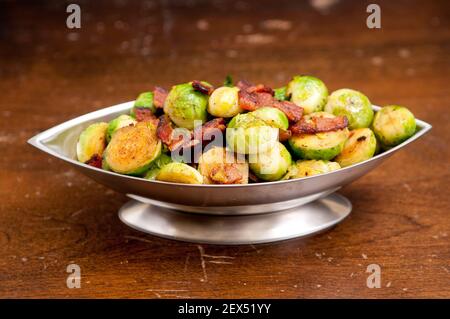 Beilage aus rosenkohl mit Speck für ein Festtagsfest Stockfoto