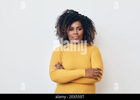 Porträt einer ernsthaften schwarzen Frau mit gekreuzten Armen Stockfoto