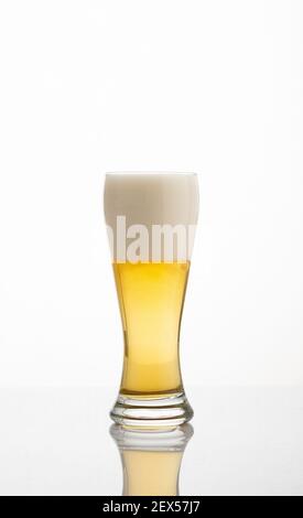 Halb Liter Glas mit hellem Bier und Schaum isoliert auf Weißer Hintergrund Stockfoto