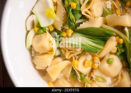 Tortellini-Suppe mit Hühnchen und Käse und Gemüse Stockfoto