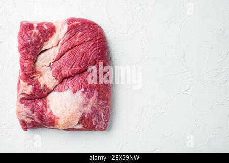 Packer-Bricket, rohes Rindfleisch-Bricket-Fleisch-Set, auf weißem Stein Hintergrund, Draufsicht flach liegend, mit Platz für Text Stockfoto