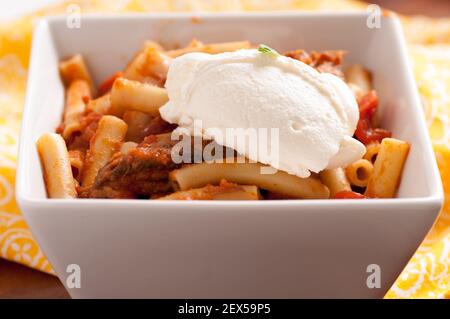 Ricotta-Käse gekrönt Rigatoni mit Shortrib und Erbstück Tomatenragout Soße Stockfoto