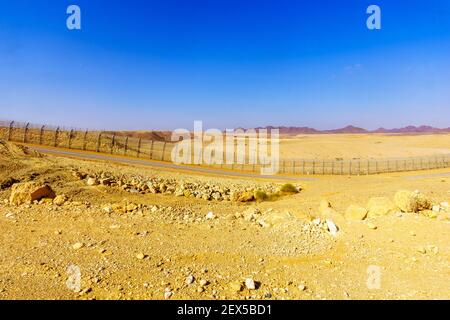Blick auf die Wüstenlandschaft und die Grenze zwischen Israel und Ägypten. Eilat-Gebirge, Südisraelisch Stockfoto