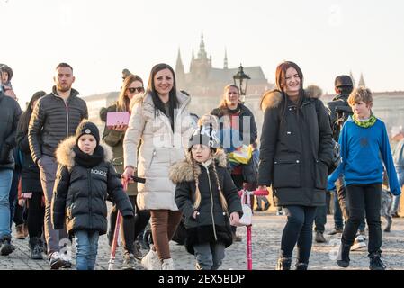 Prag, Tschechische Republik. 03-02-2021. Mutter und Kinder zu Fuß, reden und viel Spaß auf der Karlsbrücke in der Innenstadt von Prag während Stockfoto