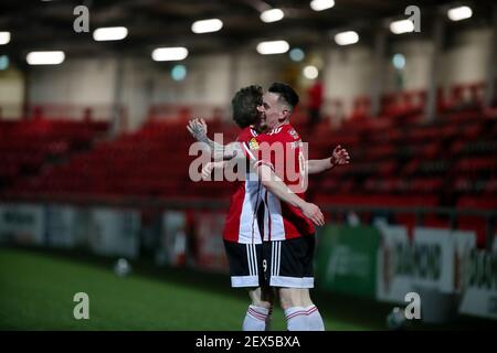 DAVID PARKHOUSE (Derry City) & WILL FITZGERALD (Derry City) Feiere das Tor von Parkhouse während eines Vorsaison-Festes zwischen Derry City Und Finnene Harfen Stockfoto