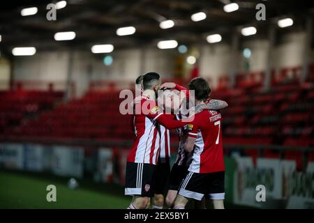 Teamkollegen feiern mit DAVID PARKHOUSE (Derry City) Während eines Vorsaison-Fixes zwischen Derry City und Finn Harfen Stockfoto