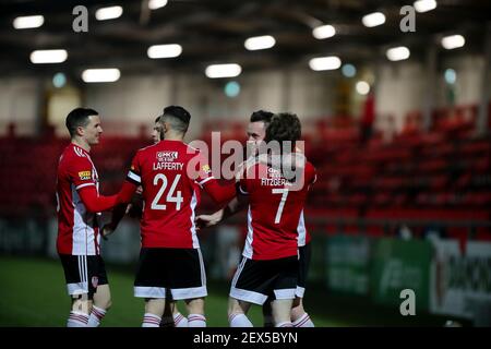 Team-Amates feiern mit DAVID PARKHOUSE (Derry City) Während eines Vorsaison-Fixes zwischen Derry City und Finn Harfen Stockfoto