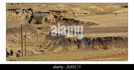 Weihnachten APPEALSenden Sie eine Kuh--- die vernarbte raue Landschaft in Lesotho. Wo niedrige Niederschläge und schwere Erosion macht Anbau von Pflanzen oder Fütterung einer Familie eine kontinuierliche bergauf kämpfen. Foto von David Sandison November 2004 Stockfoto