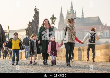 Prag, Tschechische Republik. 03-02-2021. Mutter und Töchter gehen, reden und Spaß haben auf der Karlsbrücke im Stadtzentrum von Prag durin Stockfoto