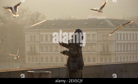 Prag, Tschechische Republik. 03-02-2021. Obdachlose auf der Karlsbrücke im Stadtzentrum von Prag im Winter. Stockfoto