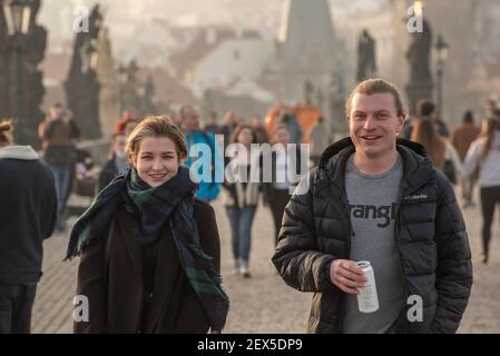 Prag, Tschechische Republik. 03-02-2021. Junges Paar zu Fuß, reden und viel Spaß auf der Karlsbrücke im Stadtzentrum von Prag im Winter Stockfoto