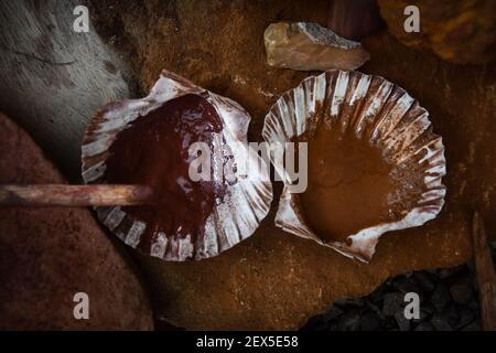 Natürliche Farbstoffe, die von den Urmenschen für Höhlenmalereien verwendet werden. Ockereisen und Oxidpigmente Stockfoto