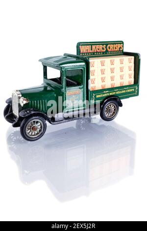 Getragen Diecast Modell eines Walkers Chips van. Isoliert auf weißem Hintergrund, mit Reflexion. Stockfoto