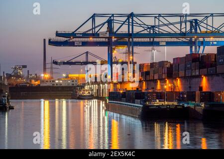 Hafenbecken, Portalkrane im Container Umschlagzentrum, trimodaler Container Terminal, im Logport in Duisburg-Rheinhausen, Frachtschiff, D Stockfoto