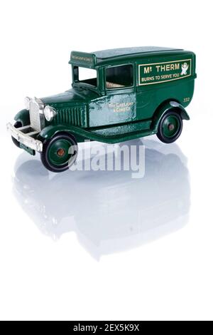 Getragenes Diecast-Modell eines Vintage 'Mr Therm' Gas- und Kokswagens. Isoliert auf weißem Hintergrund, mit Reflexion. Stockfoto