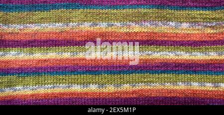 Strickmuster. Nahaufnahme der gestrickten Wollstruktur. Farbiges Muster als Hintergrund gestrickt. Stockfoto