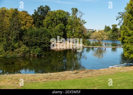Auderghem, Brüssel Hauptstadt Region / Belgien - 09 20 2020: Landschaftlicher Blick über die Teiche des Woluwe Parks Stockfoto