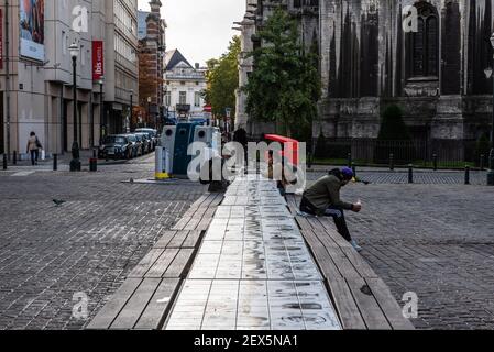 Brüsseler Altstadt, Region Brüssel-Hauptstadt - 11 05 2020: Menschen spielen Brettspiele in den fast leeren Straßen rund um Sainte Catherine Stockfoto