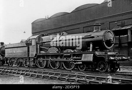 Great Western Railway Hall Class 4-6-0 Dampflokomotive Nr. 4922 Enville Hall, in einem offiziellen Werksfoto Stockfoto