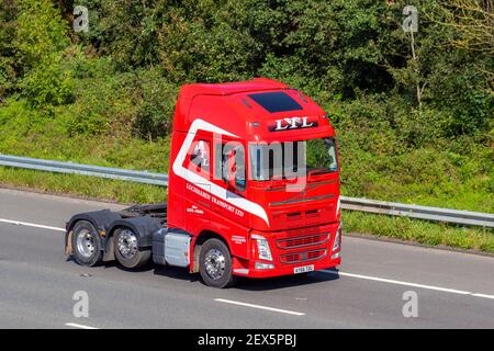 LTL Lochmaben Transport Ltd Spedition; 2016 rote Volvo 500 12777cc Zugmaschine Einheit; Spedition Lieferwagen, LKW, schwere Nutzfahrzeuge, Transport, LKW, Frachtführer, Fahrzeug, Europäische Nutztransportindustrie LKW, M6 in Manchester, UK Stockfoto