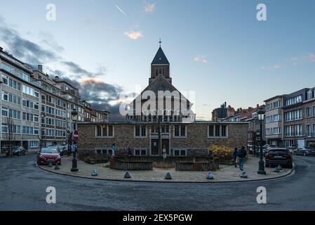 Jette, Region Brüssel-Hauptstadt / Belgien: Moderne gotische Außengestaltung der Kirche unserer Lieben Frau von Lourdes Stockfoto