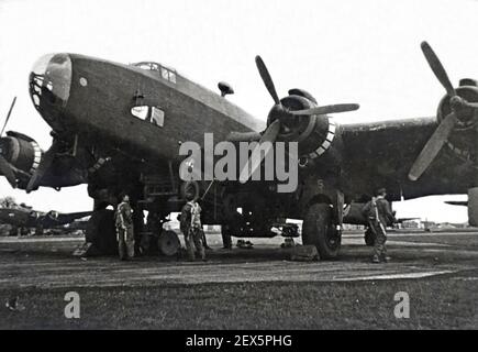 Handley Page Halifax Flugzeug von 298 Airborne Squadron, Royal Air Force. Das Geschwader nutzte die Halifax Flugzeuge zu schleppen Hamilcar schweren Lift Segelflugzeuge. Die Flugzeuge wurden speziell umgebaut, um einen Jeep und Feldgewehr anstelle der Bombenbucht zu tragen, die dann mit dem Fallschirm in der Normandie für die D Day Landungen abgeworfen wurden Stockfoto