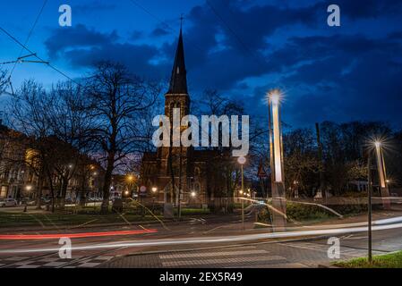 Heysel, Brüssel Belgien - 03 27 2019: Die katholische St. Lambertus Kirche in der ehemaligen Heysel Laeken Saint Lambertus Dorf quadraat the blue hour Stockfoto