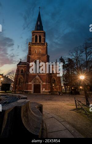 Heysel, Brüssel / Belgien - 03 27 2019: Die katholische St. Lambertus Kirche auf dem ehemaligen Heysel Laeken St. Lambertus Dorfplatz Stockfoto