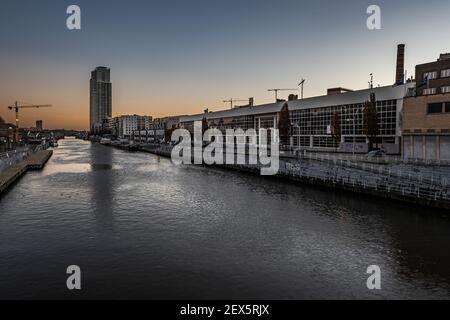 Brüssel Altstadt / Belgien - 06 07 2019: Blick über den Kanal von Brüssel - Charleroi mit dem Upsite Tower und der Industrie, die sich im Wasser spiegelt Stockfoto