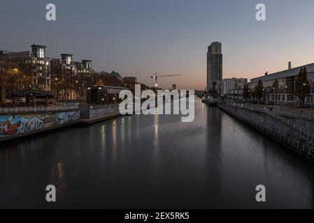 Brüssel Altstadt / Belgien - 06 07 2019: Blick über den Kanal von Brüssel - Charleroi mit dem Upsite Tower und der Industrie, die sich im Wasser spiegelt Stockfoto