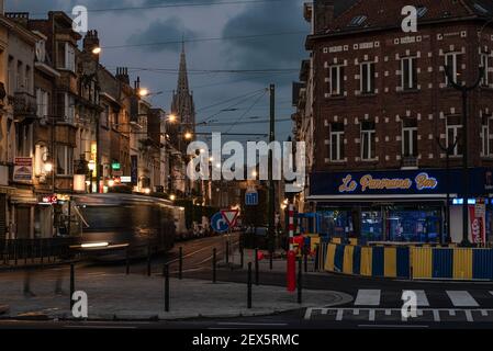 Laeken, Brüssel Hauptstadt Region / Belgien - 10 28 2020: Nachtaufnahme einer Wohnstraße im Laeken mit vorbeifahrenden Straßenbahnlinien Stockfoto