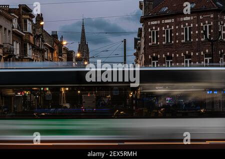 Laeken, Brüssel Hauptstadt Region / Belgien - 10 28 2020: Nachtaufnahme einer Wohnstraße im Laeken mit vorbeifahrenden Straßenbahnlinien Stockfoto