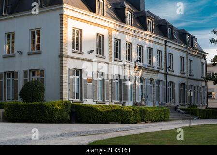 Uccle, Brüssel Hauptstadt Region / Belgien - 08 20 2020: Fassade der Kunstschule Uccle Stockfoto