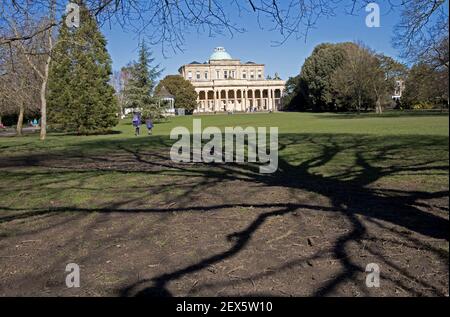 Pittville Puimp Zimmer in Pittville Park Cheltenham das größte Spa Für Mineralwasser in Cheltenham eröffnet im Jahr 1830 übernommen Ein sonniger Tag am Ende von Stockfoto