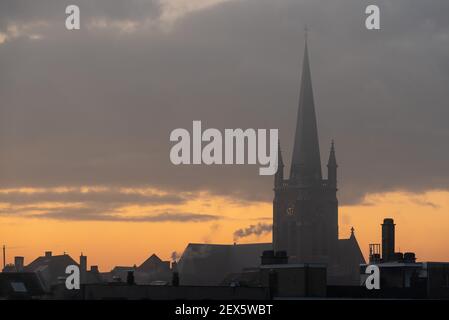 Brüssel Hauptstadt Region - Belgien - 02 08 2021: Panoramablick über die Skyline von Brüssel bei Sonnenuntergang in warmen Tönen Stockfoto